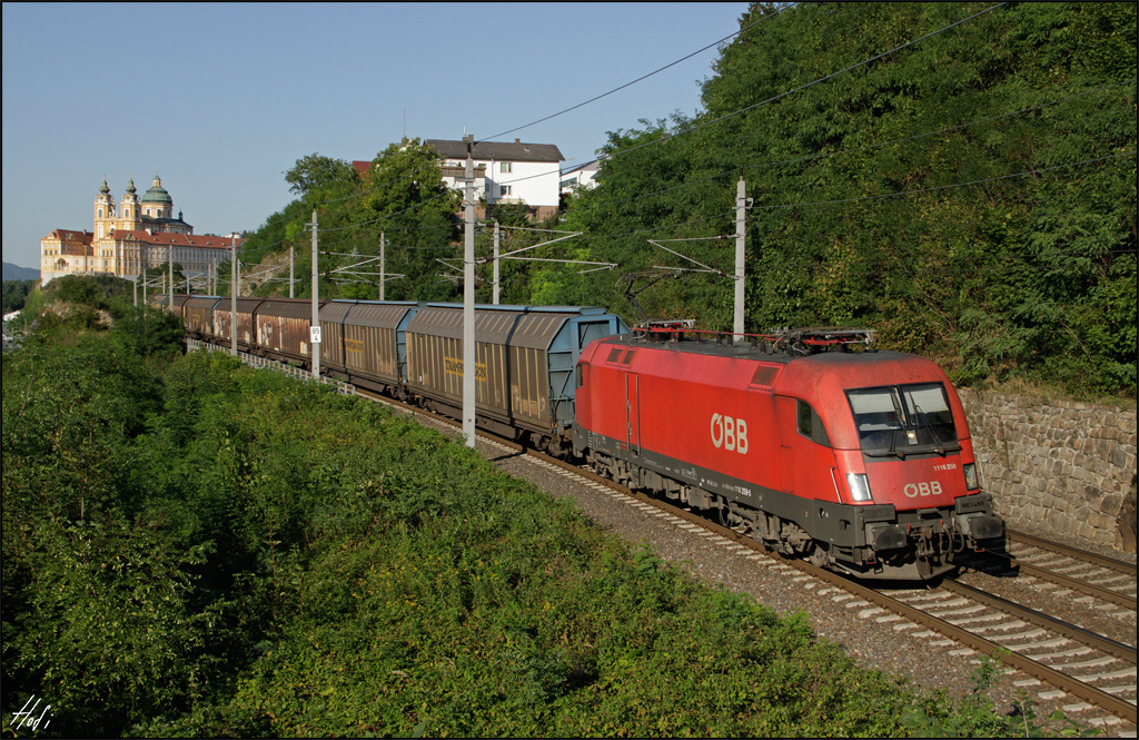 1116.258 fährt am 26.08.15 mit Audizug die Westbahn bei Melk entlang.
Im Hintergrund das Benediktinerkloster Stift Melk.