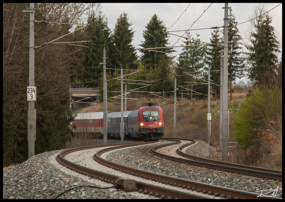 1116.264 zieht den schwer verspäteten EN 234 durch die Wälder des Murtal´s bei Zeltweg in Richtung Wien. 06.04.2017