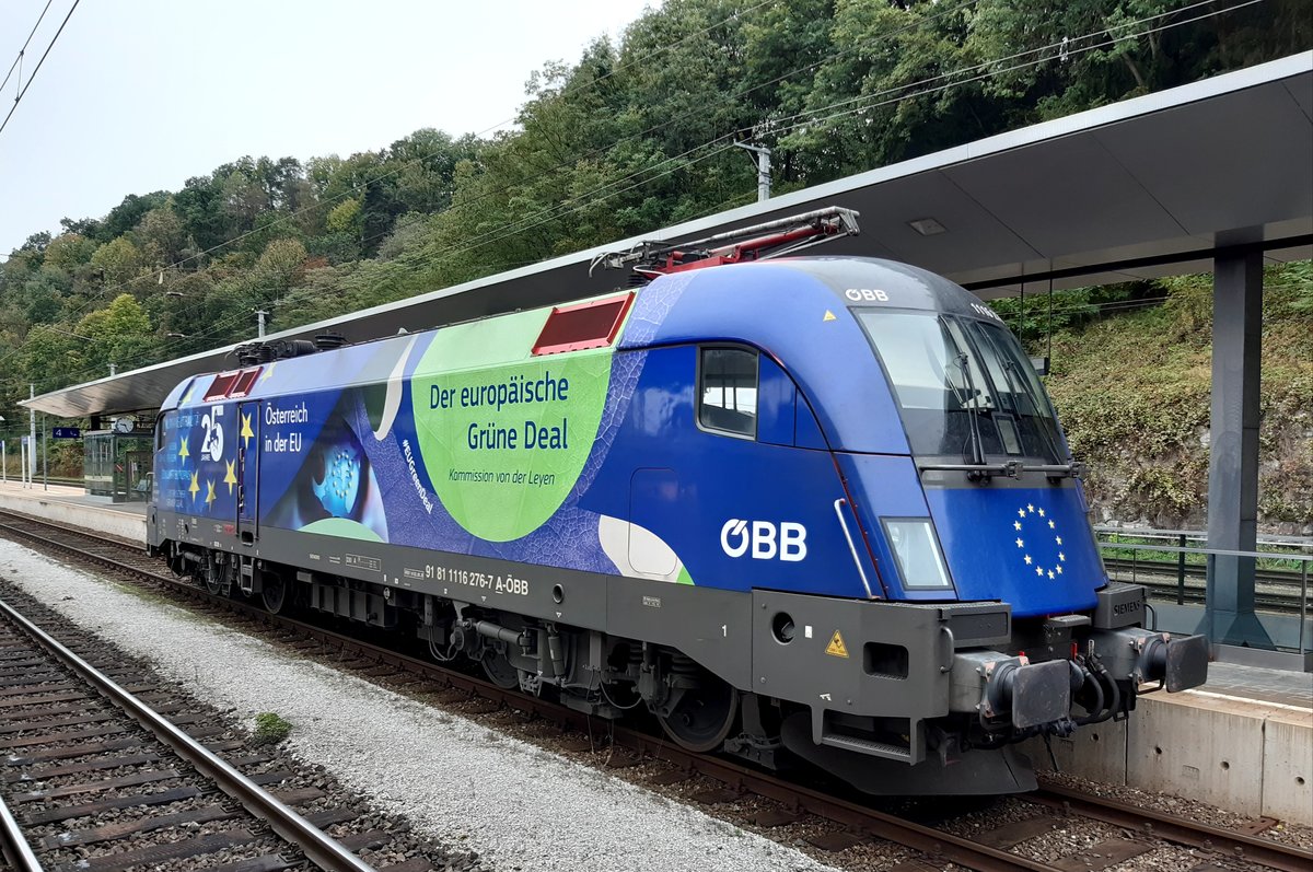 1116.276-7 mit der Folierung   25 Jahre Österreich in der EU  am 15.10.2020 in Bahnhof Leoben Hbf. 