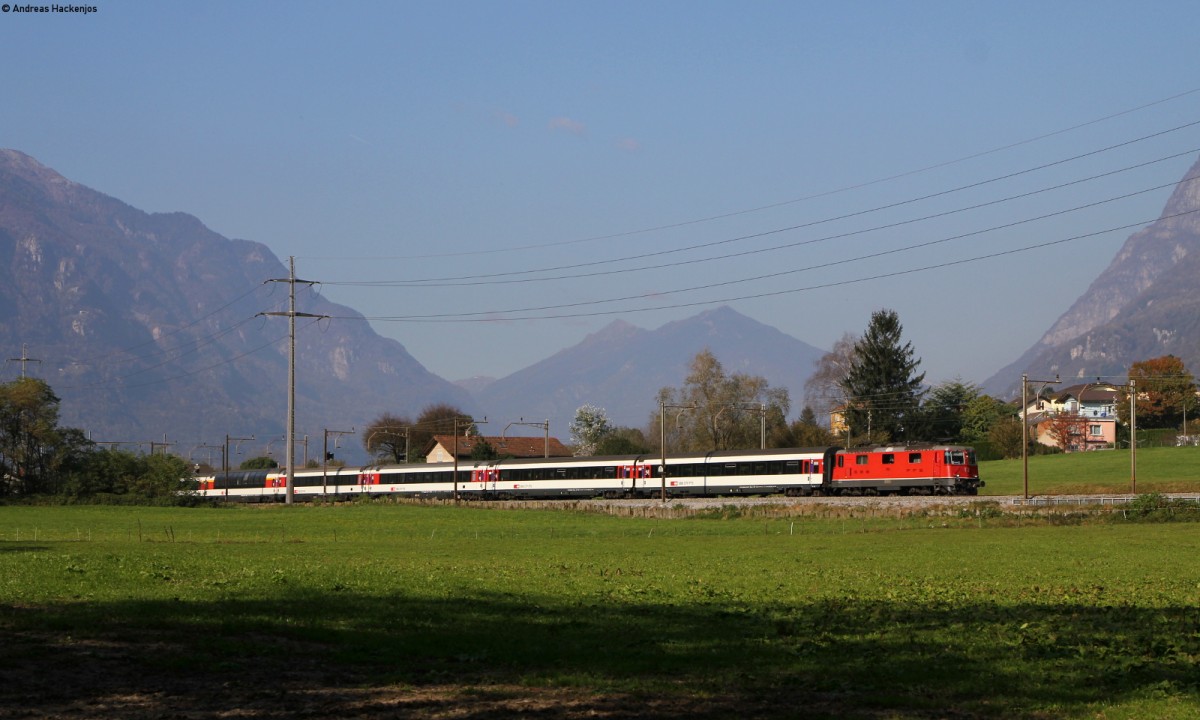 11195 mit dem IR 2267 (Zürich HB-Locarno) bei Claro 30.10.14