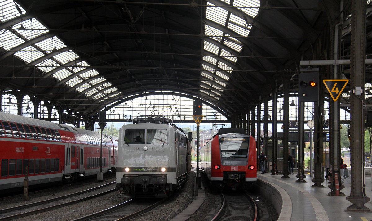 111er von Railadventure kommt mit ein paar güterwagen und einer Karlsruher-Straßenbahn und Schutzwagen aus Antwerpen(B) nach Karlsruhe(D) und kamm aus Richtung Aachen-West,Aachen-Schanz und fährt durch Aachen-Hbf in Richtung Aachen-Rothe-Erde,Aachen-Eilendorf,Stolberg-Hbf(Rheinland)Eschweiler-Hbf,Langerwehe,Düren,Merzenich,Buir,Horrem,Kerpen-Köln-Ehrenfeld,Köln-West,Köln-Süd. 
Aufgenommen vom Bahnsteig 2 vom Aachen-Hbf. 
Am Nachmittag vom 9.8.2018.
