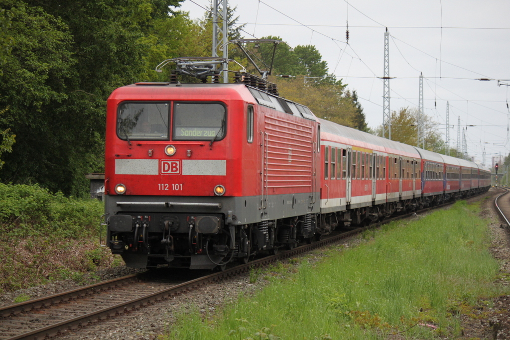 112 101-1 mit dem 2.Kreuzfahrer-Sonderzug von Warnem�nde nach Berlin bei der Durchfahrt im Haltepunkt Rostock-Bramow.16.05.2015