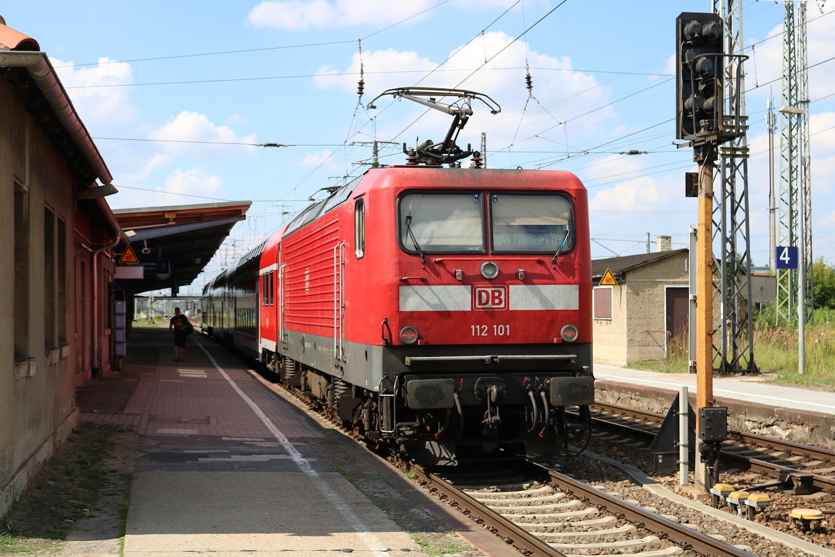 112 101 als RB 18431 (RB49) von Elsterwerda-Biehla erreicht ihren Endbahnhof Falkenberg(Elster) auf Gleis 3 und fährt weiter als RB 18191 (RB43) nach Cottbus. [8.7.2017 - 15:55 Uhr]