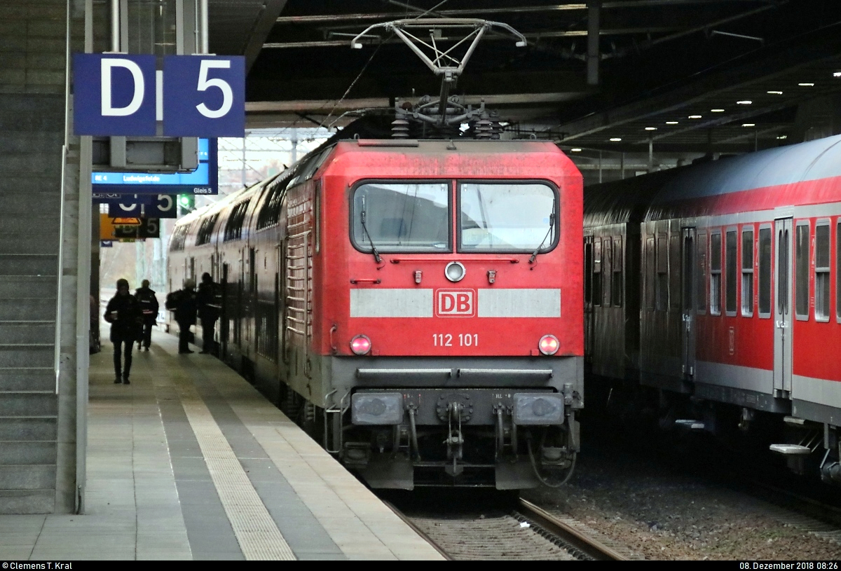 112 101 von DB Regio Nordost als RE 3505 (RE5) von Stralsund Hbf nach Wünsdorf-Waldstadt steht im Bahnhof Berlin Südkreuz auf Gleis 5.
[8.12.2018 | 8:26 Uhr]