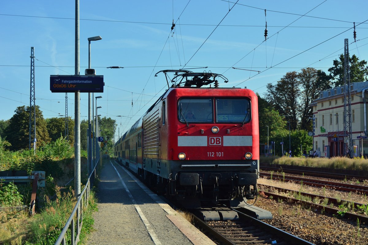 112 101 erreicht mit ihrem RE5 den Bahnhof Zossen und fährt in Kürze weiter nach Elterwerda.

Zossen 26.07.2018