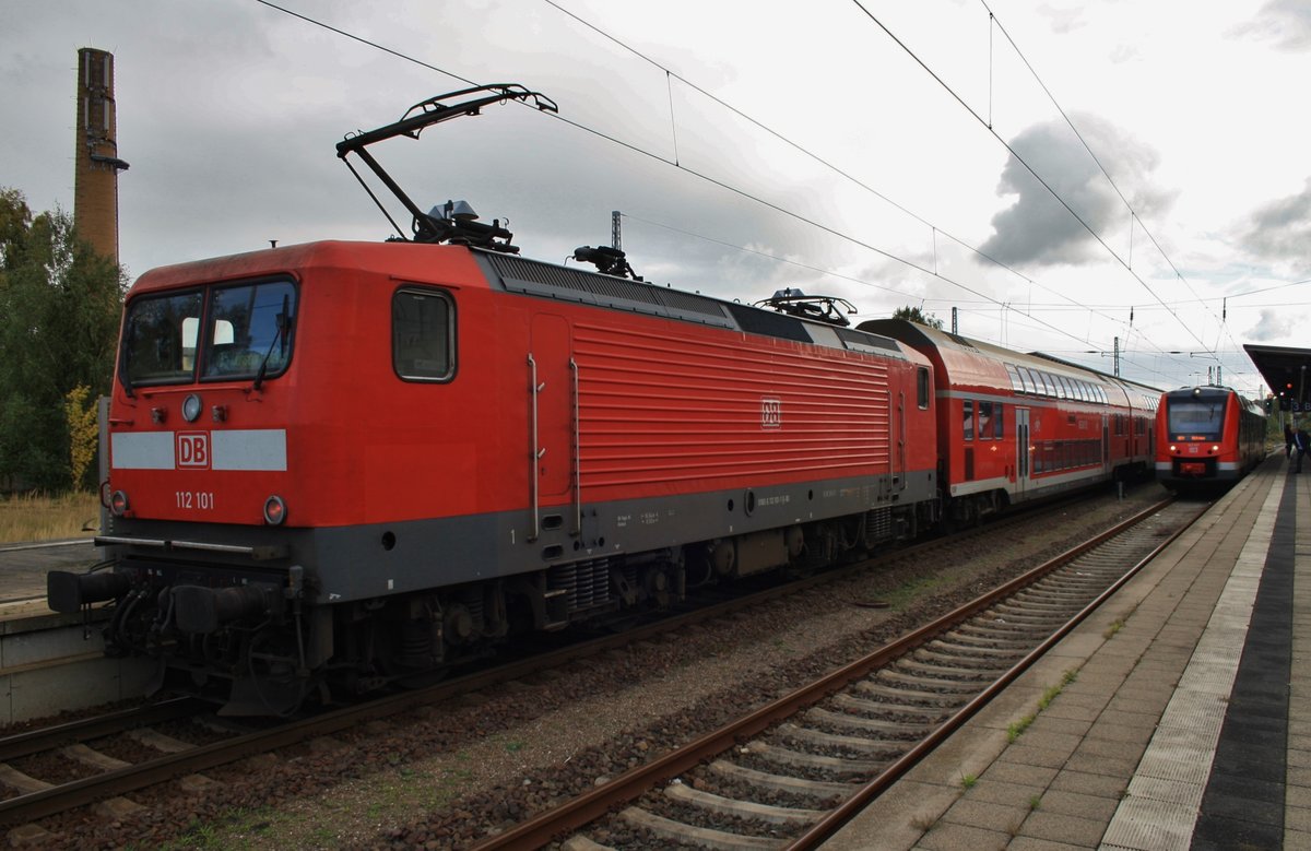 112 101 steht am 8.10.2016 mit dem RE5 (RE4361) von Rostock Hauptbahnhof nach Wünsdorf-Waldstadt in Güstrow. An der Zugspitze zog die Rostocker 112 105.