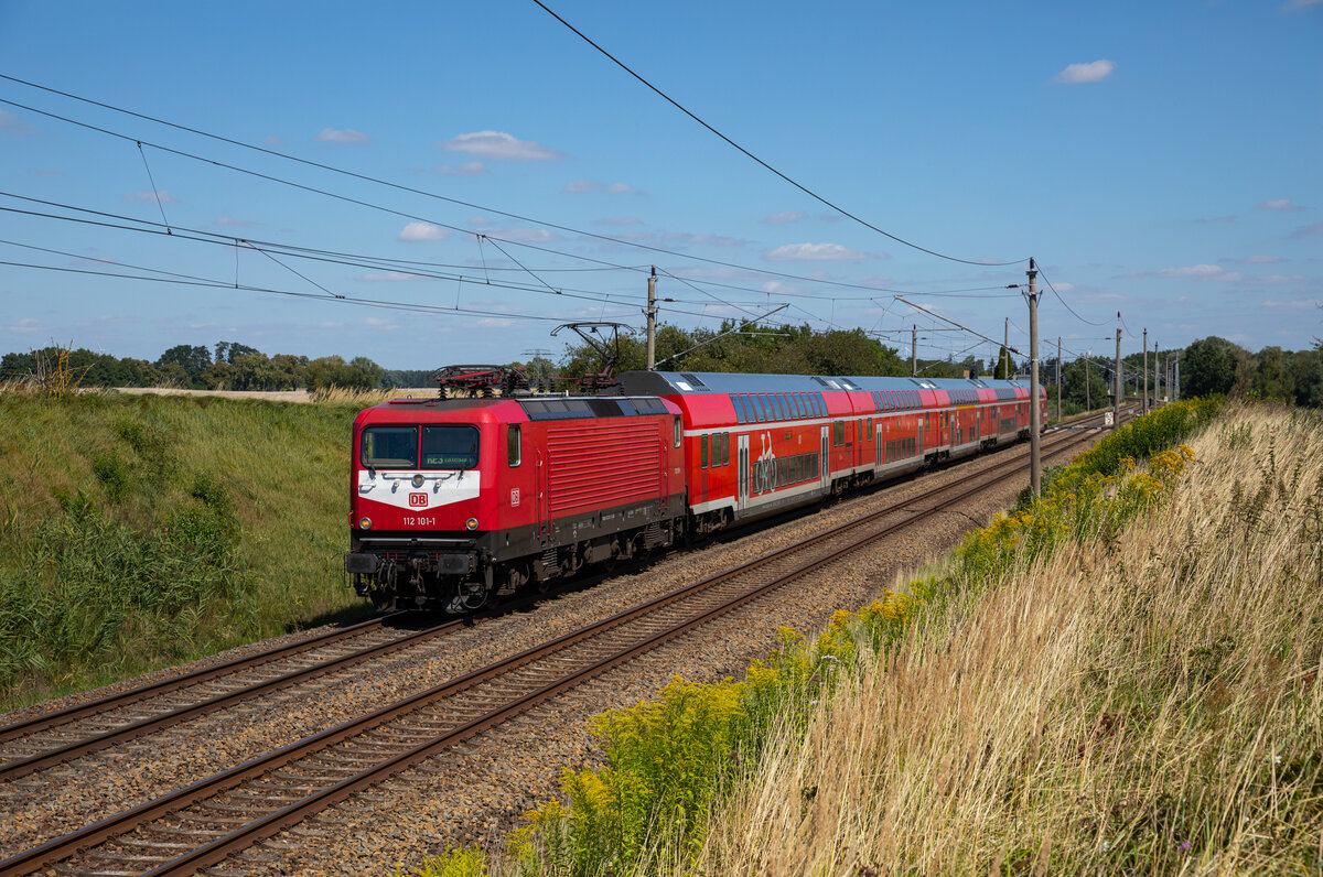 112 101 zog am 11.08.2023 den RE3 3309 Stralsund - Luckenwalde, durch Schmargendorf.