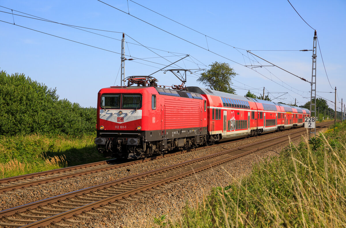 112 101 zog am 14.08.2022 den RE3 3310 von Lutherstadt Wittenberg nach Stralsund. Aufgenommen in Engelswacht.
