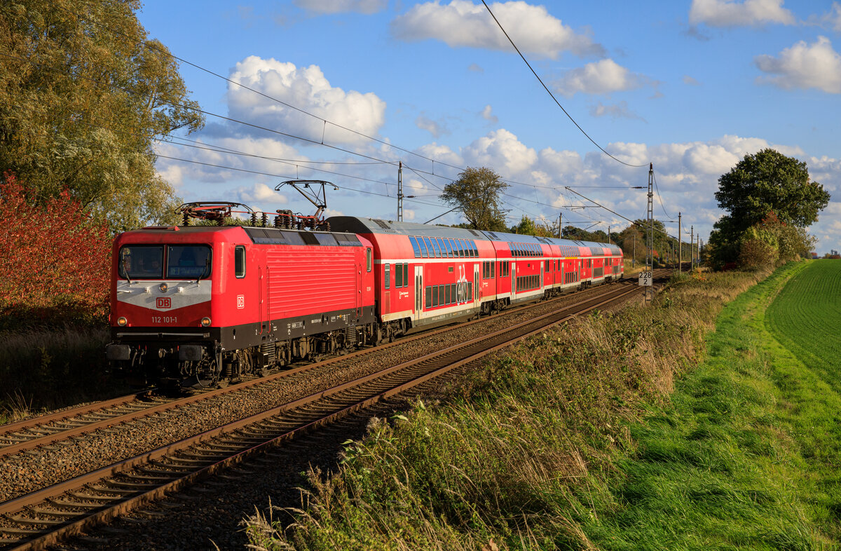 112 101 zog am 16.10.2022 den RE3 92710 von Eberswalde nach Stralsund. Aufgenommen in Engelswacht.