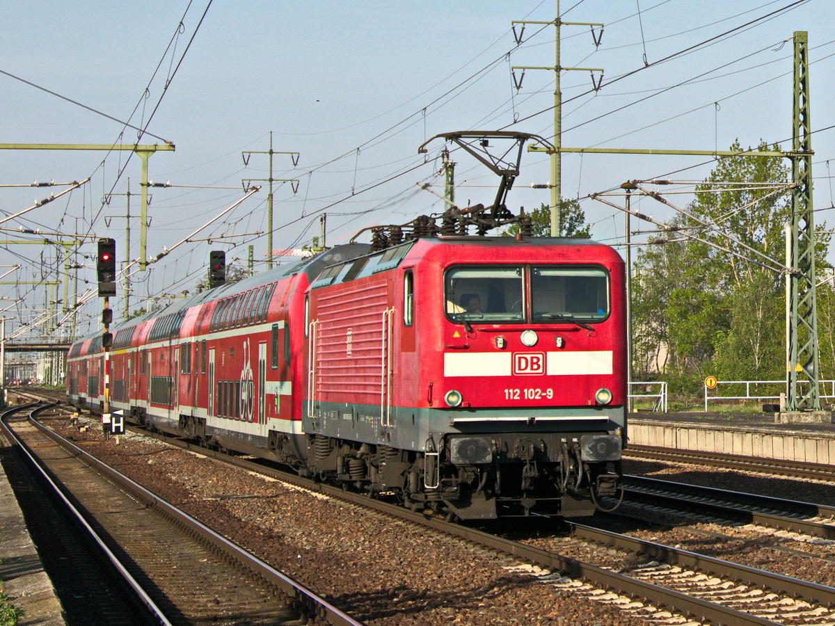 112 102-9 bei der Durchfahrt durch den Bahnhof Berlin Flughafen Schönefeld am 28. April 2020.