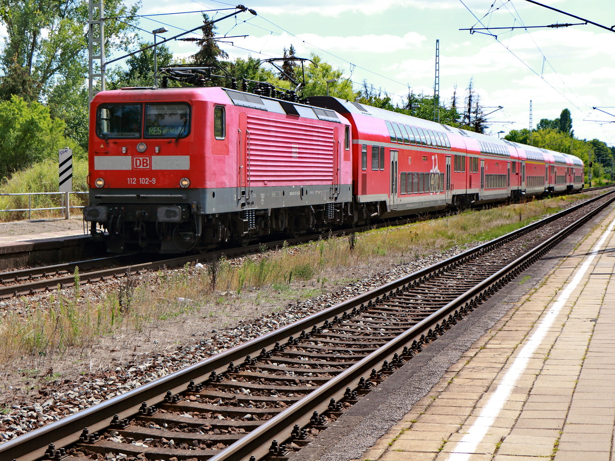 112 102-9 bei der Einfahrt in den Bahnhof Dabendorf am 07. August 2022 als RE 5 nach Rostock.