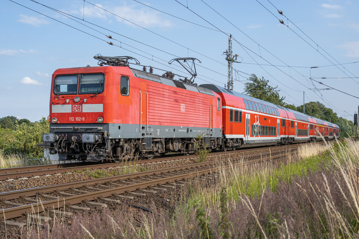 112 102 zieht den RE3 3312 Lutherstadt Wittenberg Hbf - Stralsund Hbf. Aufgenommen am 13.07.2022 in Stralsund am Abzw. Srg.