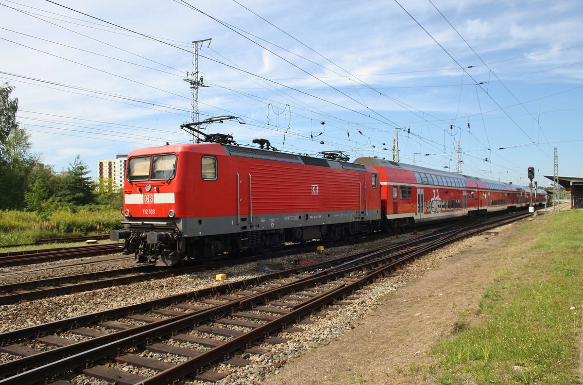 112 103 drückt den RE5 (RE4356) von Wünsdorf-Waldstadt nach Rostock Hauptbahnhof am 20.8.2016 in den Rostocker Hauptbahnhof. Aufgenommen vom Ende des vorgelagerten Bahnsteigs am Gleis 5.