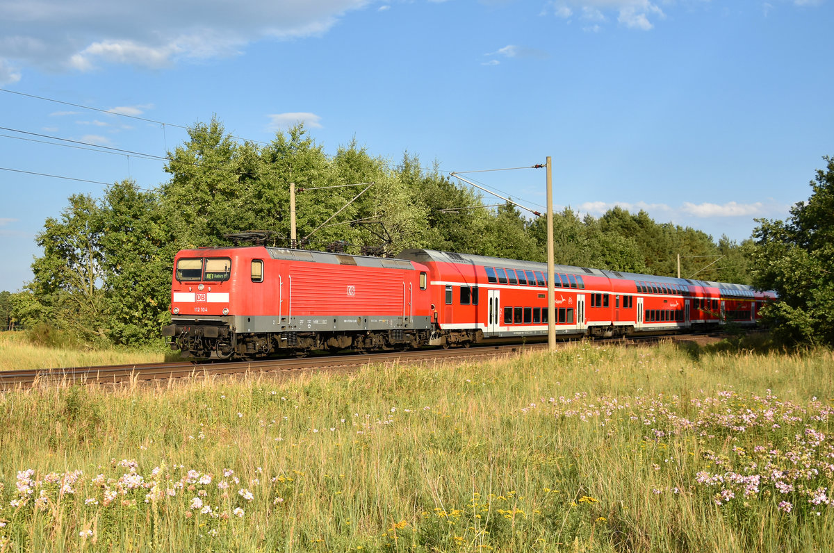 112 104-5 als RE1 des Hanse-Express kurz vor der Einfahrt am Bahnhof Büchen. 3km östlich von Büchen, 30.07.2018.