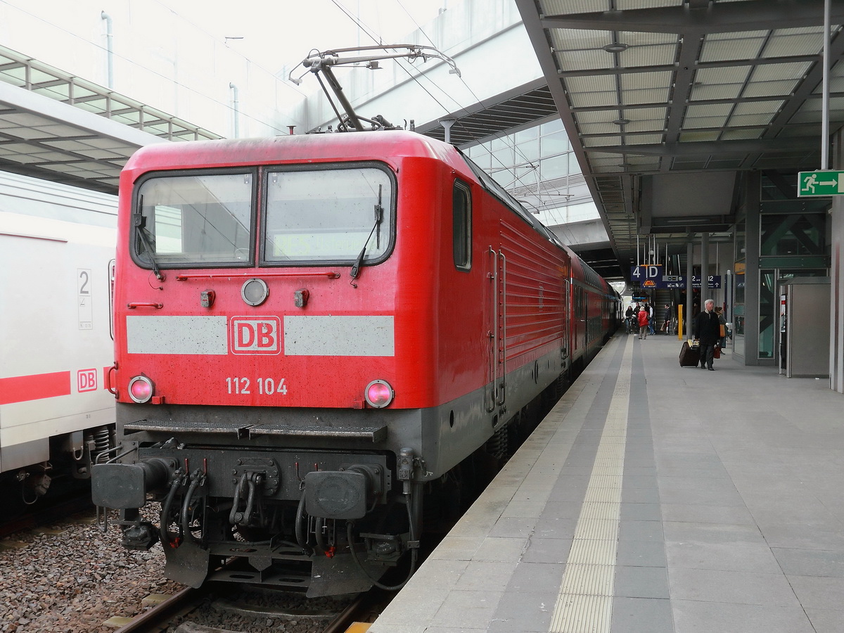 112 104 mit einem RE 5 RE 4361) nach Elsterwalde am 10. April 2016 im Bahnhof Berlin Südkreuz, Anmerkung Kameradaten noch auf Winterzeit.