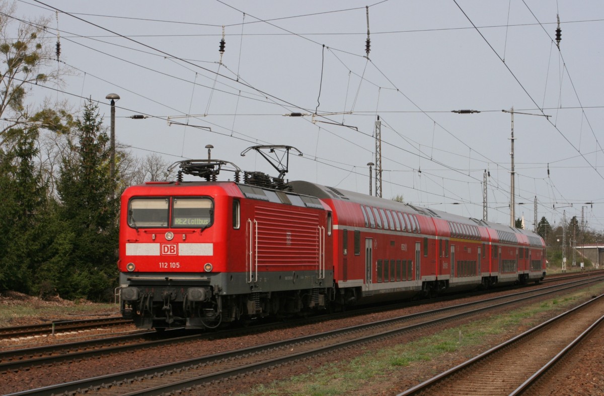 112 105 mit RE 18007 (Berlin Hbf–Cottbus) am 11.04.2011 in Baruth (Mark)