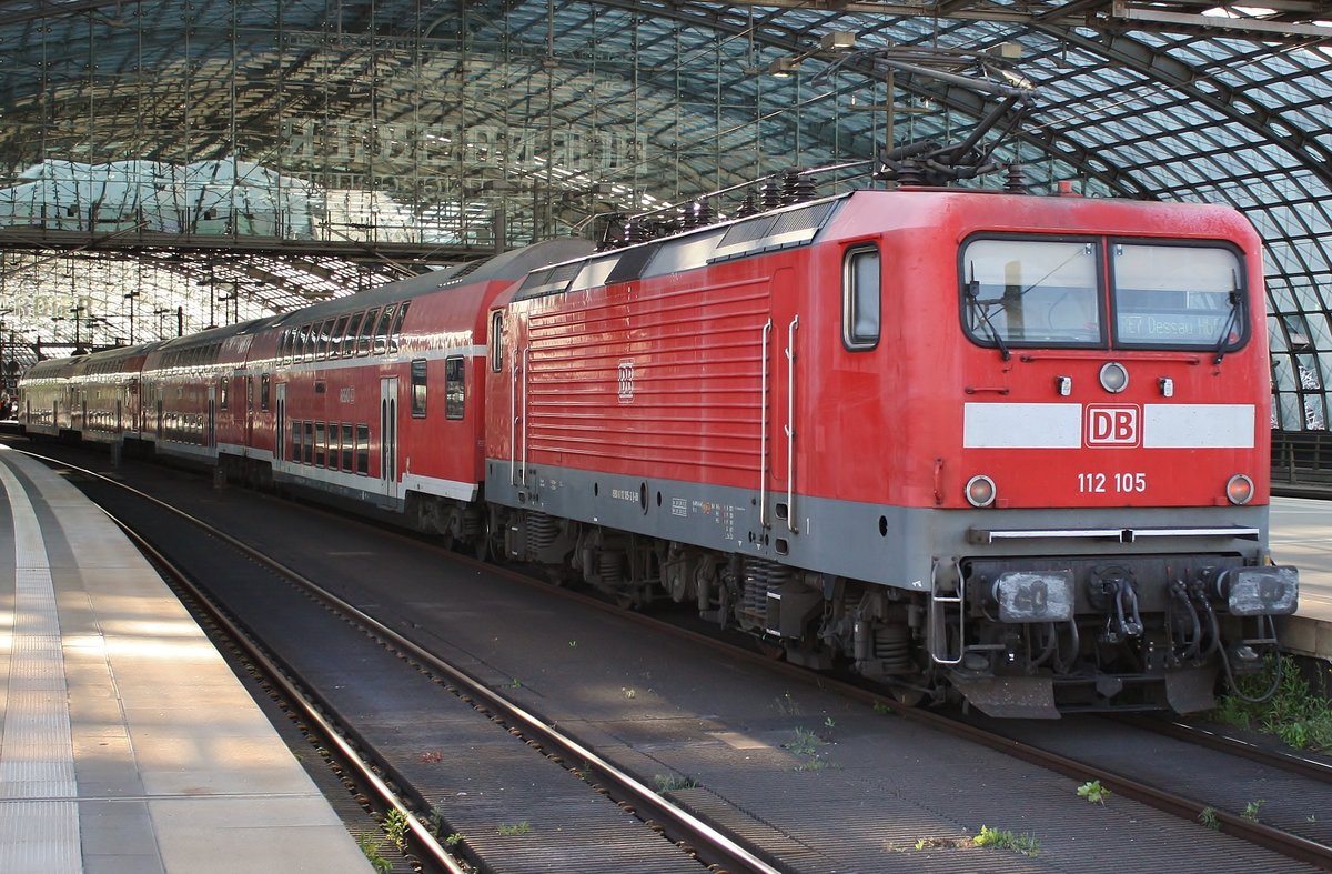 112 105 schiebt am 20.05.2020 den RE7 (RE3727)  Airport-Express  von Wünsdorf-Waldstadt nach Dessau Hauptbahnhof in den Berliner Hauptbahnhof. 