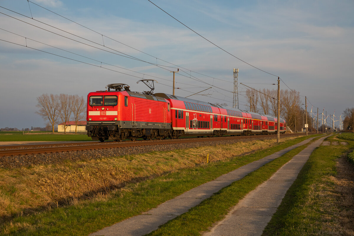 112 107 mit dem RE3 92514 (3314 Ersatz) nach Stralsund am 10.04.2023 in Groß Jasedow.
