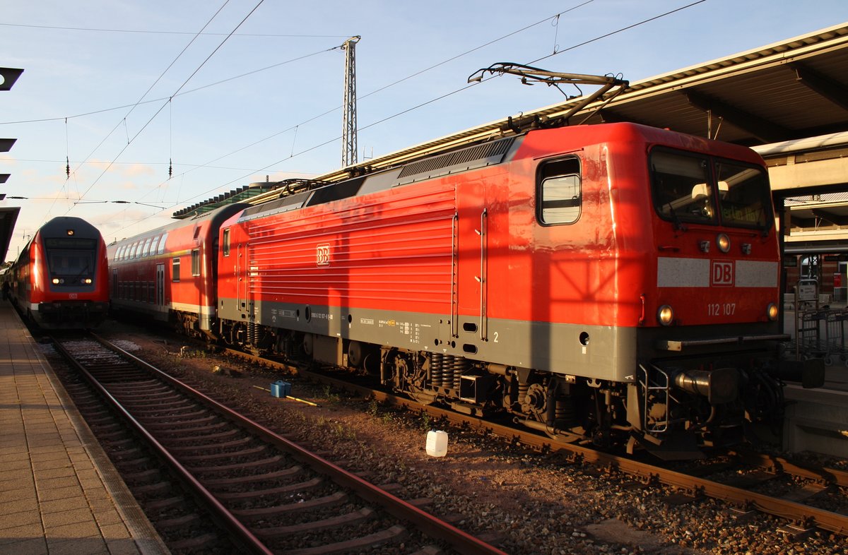 112 107 steht am 17.9.2016 mit dem RE18491  Warnemünde-Express  von Warnemünde nach Berlin Hauptbahnhof (tief) im Rostocker Hauptbahnhof.