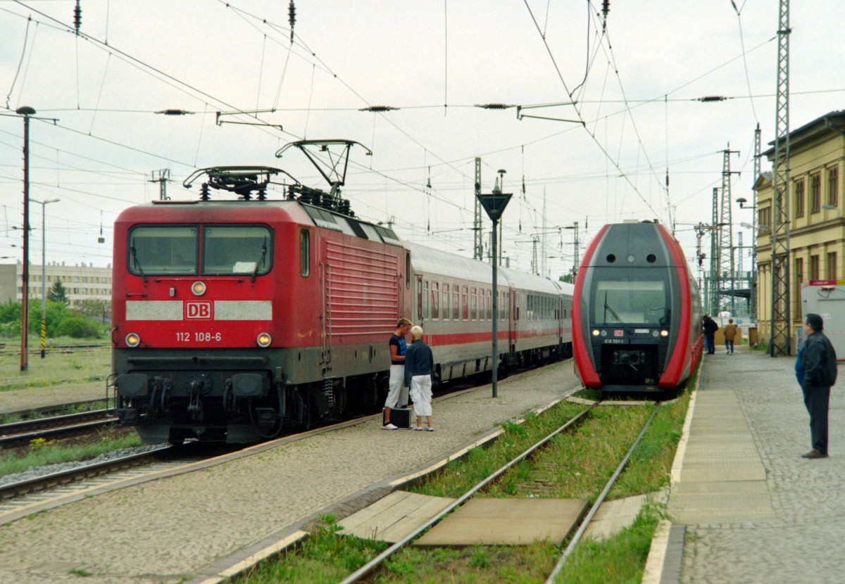 112 108 mit IC 2239 (Warnemünde–Leipzig) und 618 501 als RE 36077 (Wittenberge–Magdeburg) am 17.05.2003 in Wittenberge