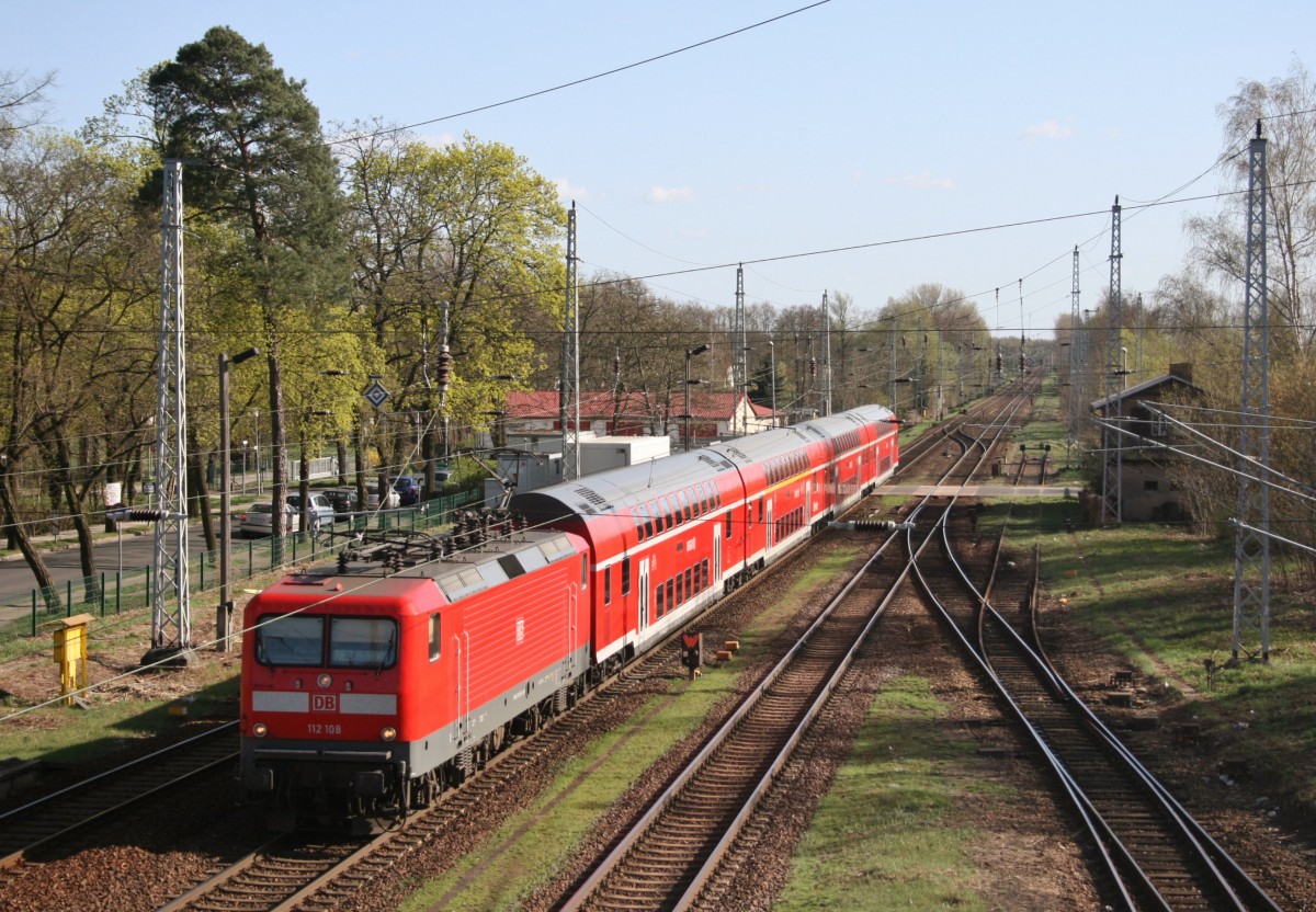 112 108 mit RE 18014 (Cottbus–Berlin Hbf) am 09.04.2011 in Rangsdorf
