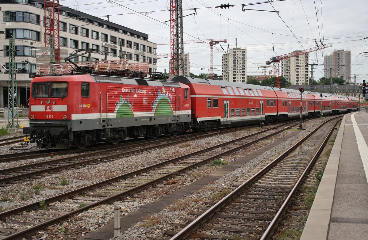 112 108 schiebt am 31.05.2019 die RB19106 von Stuttgart Hauptbahnhof nach Osterburken aus dem Startbahnhof. 