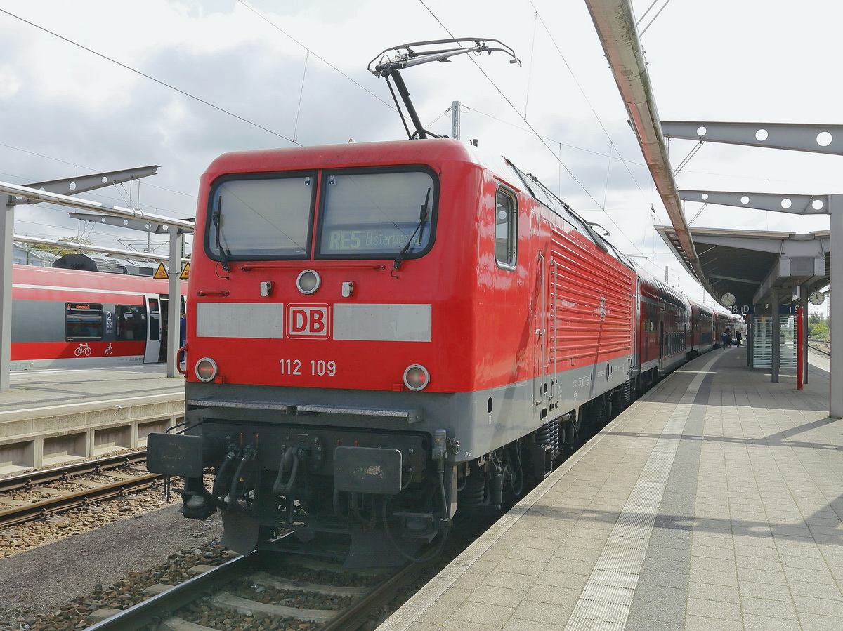 112 109 steht im Hauptbahnhof von Rostock am 31. August 2018 zur Fahrt nach Elsterwerder über Berlin als RE 5.