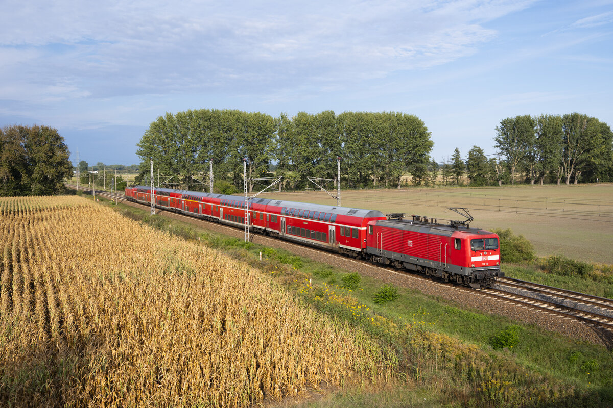 112 110 am Zuganfang und 112 115 am Ende des Zuges, fahren soeben den Bahnhof Trebbin ein. Als RE3 ging es nach einer �berholung durch einen ICE weiter in Richtung  Lutherstadt Wittenberg. 26.09.2026