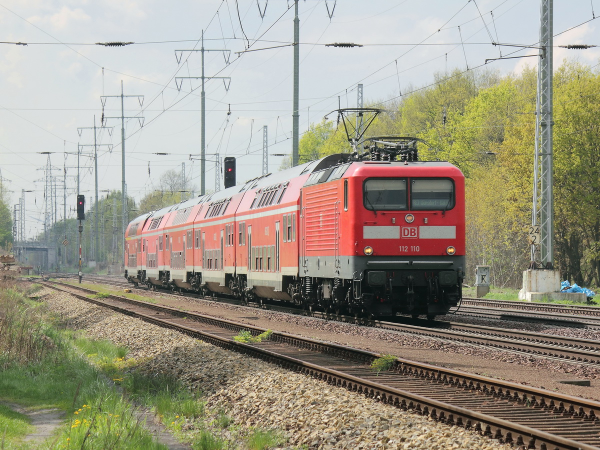 112 110 mit dem RE 3  nach  Wünsdorf-Waldstadt mit nächstem Halt in Blankenfelde (Teltow-Fläming) am 21. April 2014 auf dem südlichen Berliner Außenring bei Diedersdorf.


