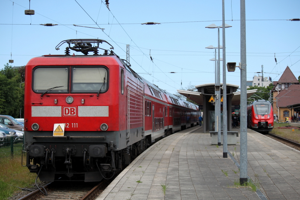 112 111-0 mit RE 18591 von Warnemnde nach Berlin Hbf(tief)abgestellt im Bahnhof Warnemnde.29.05.2014