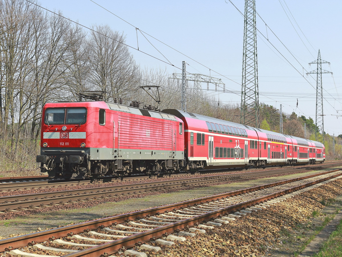 112 111 mit einem RE 5 nach Stralsund bei Diedersdorf am 07. April 2019.