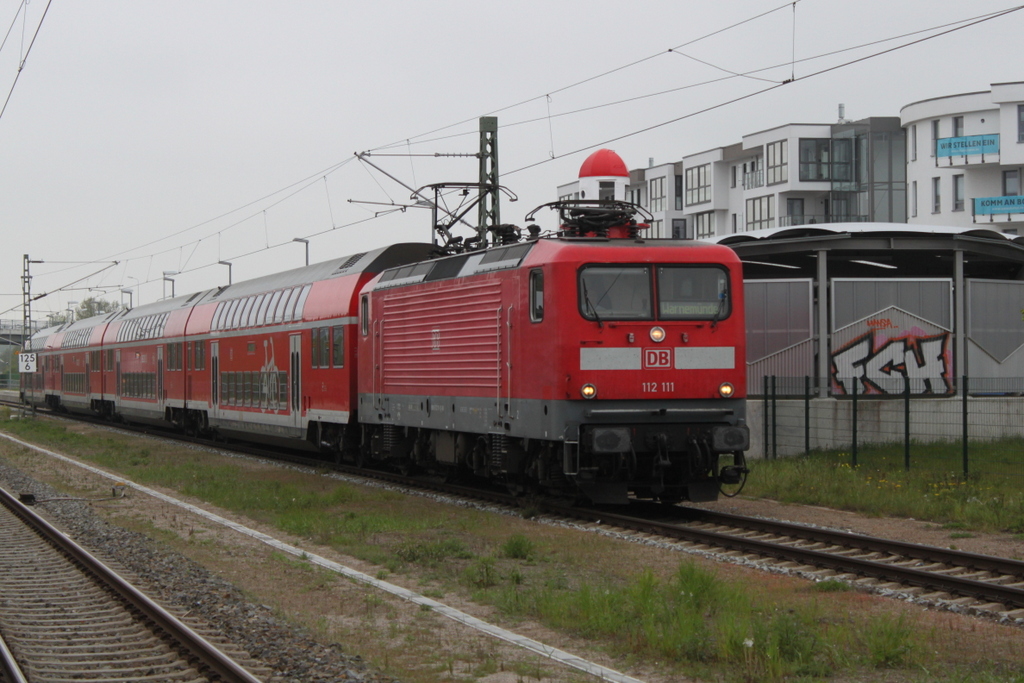 112 111 mit RE 18490 von Berlin Hbf nach Warnemünde bei der Durchfahrt in Warnemünde Werft.28.04.2019