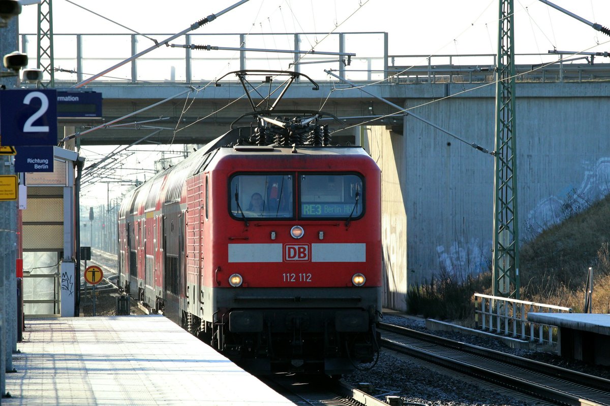 112 112 am 08.01.2018 mit  ihrem  RE3 auf dem Weg zum Hbf. Berlin beim Durchfahren des Bahnhofes Großbeeren südlich von Berlin. 