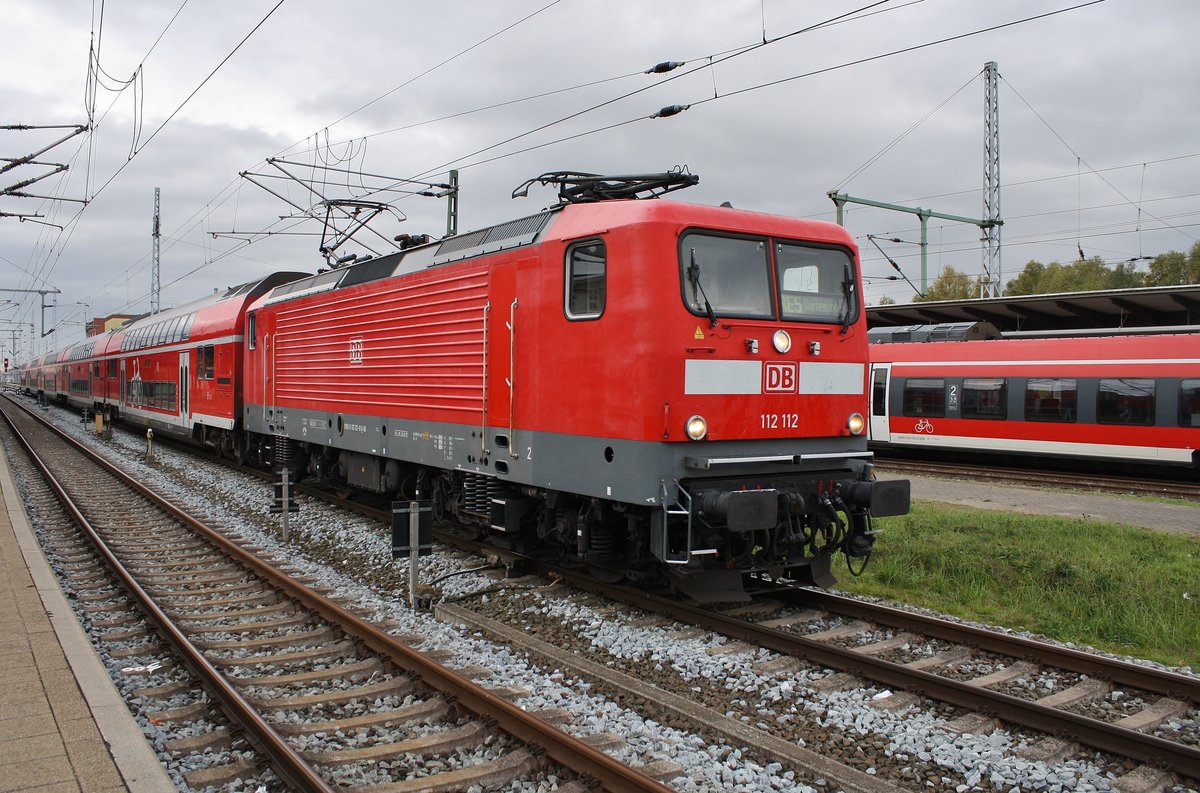 112 112 verlässt am 20.10.2018 mit dem RE5 (RE18490)  Warnemünde-Express  von Berlin Hauptbahnhof (tief) nach Warnemünde den Rostocker Hauptbahnhof.