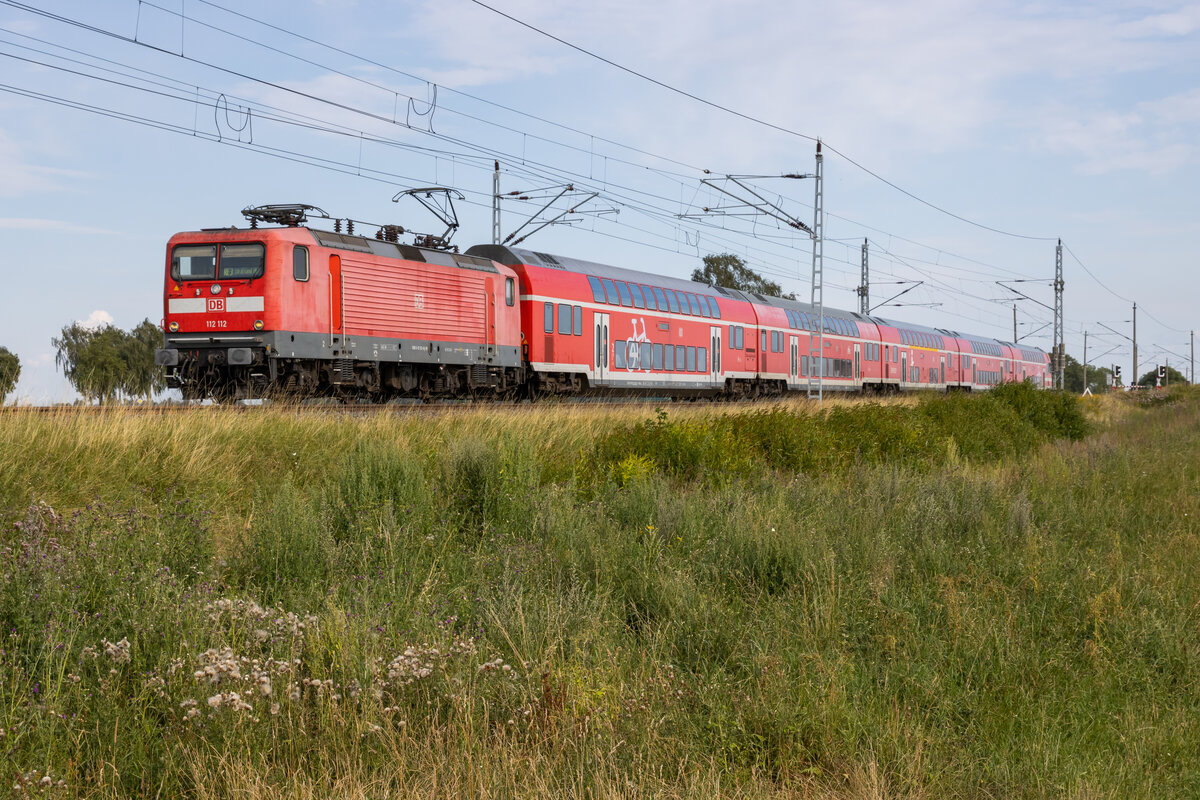 112 112 zog am 29.07.2022 den RE3 3312 nach Stralsund. Aufgenommen nahe Groß Kiesow.