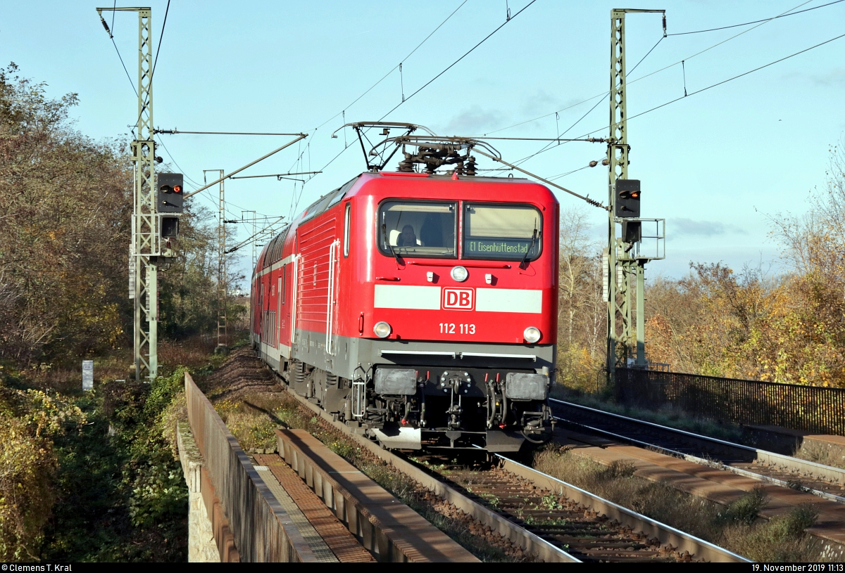 112 113-6 von DB Regio Nordost als RE 3115 (RE1) von Magdeburg Hbf nach Eisenhüttenstadt erreicht den Hp Magdeburg Herrenkrug auf der Bahnstrecke Berlin–Magdeburg (KBS 201).
Aufgenommen am Ende des Bahnsteigs 1.
[19.11.2019 | 11:13 Uhr]
