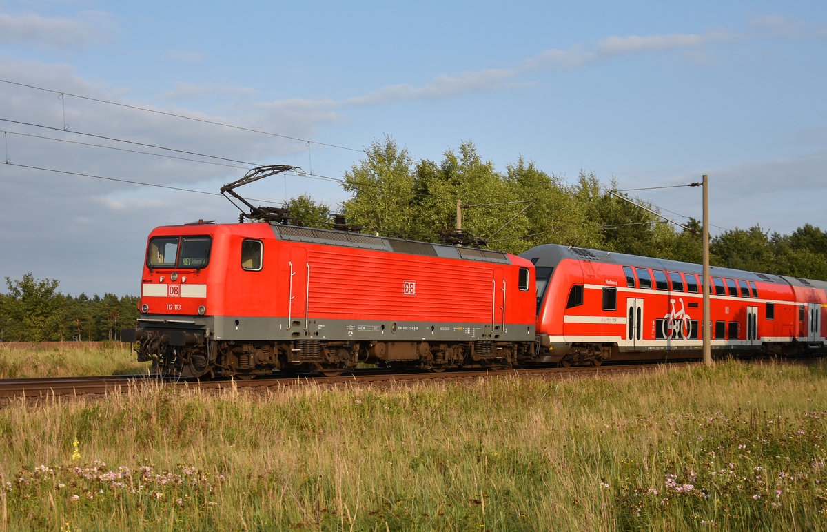 112 113-6 schiebt den Hanse-Express RE1 in Richtung Schwerin. Ungewöhnliches Bild ergab sich mit einem Steuerwagen in Front und im Bild, ein Steuerwagen am Ende. 3km östlich von Büchen, 28.08.2018.