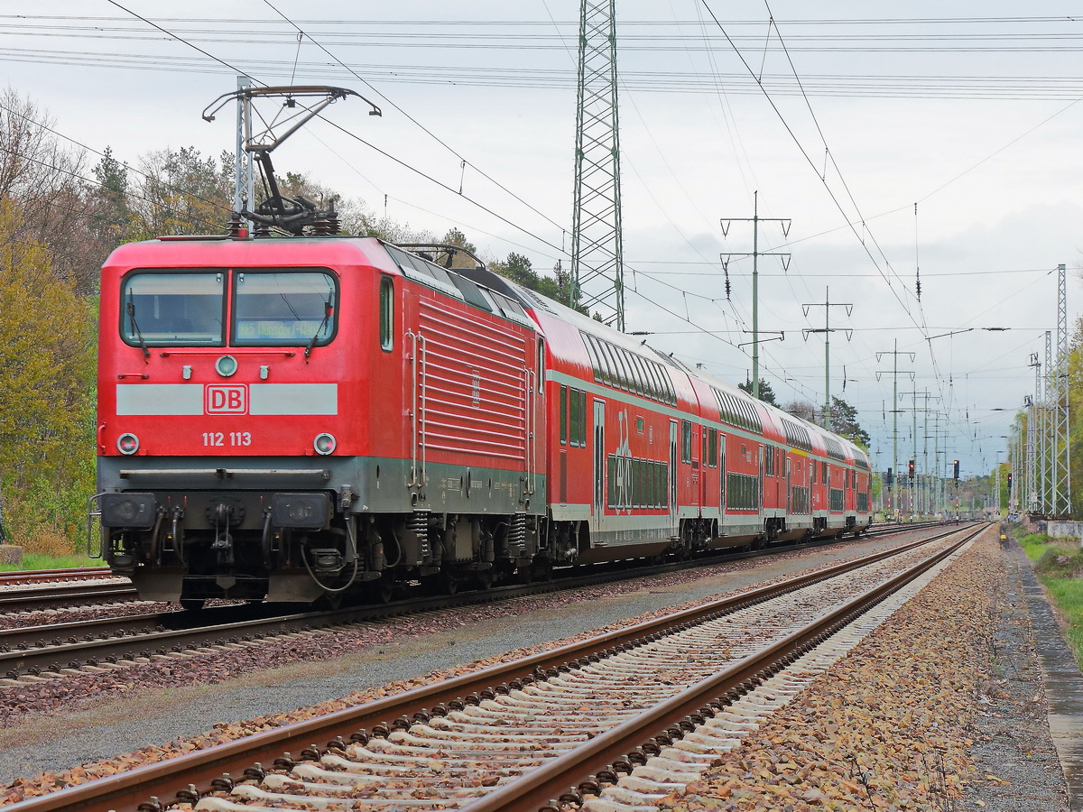 112 113 als Schublok für den RE 5 (RE 4359 )nach Wünsdorf-Waldstadt am 25. April 2017 auf den südlichen Berliner Außenring bei Diedersdorf.

