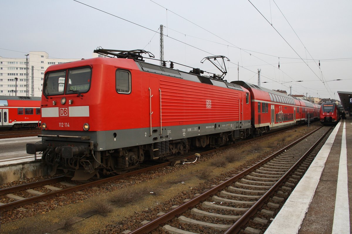 112 114 verlässt am 11.2.2017 mit dem RE3 (RE3345) von Schwedt(Oder) nach Berlin Hauptbahnhof (tief) den Bahnhof Berlin Lichtenberg.