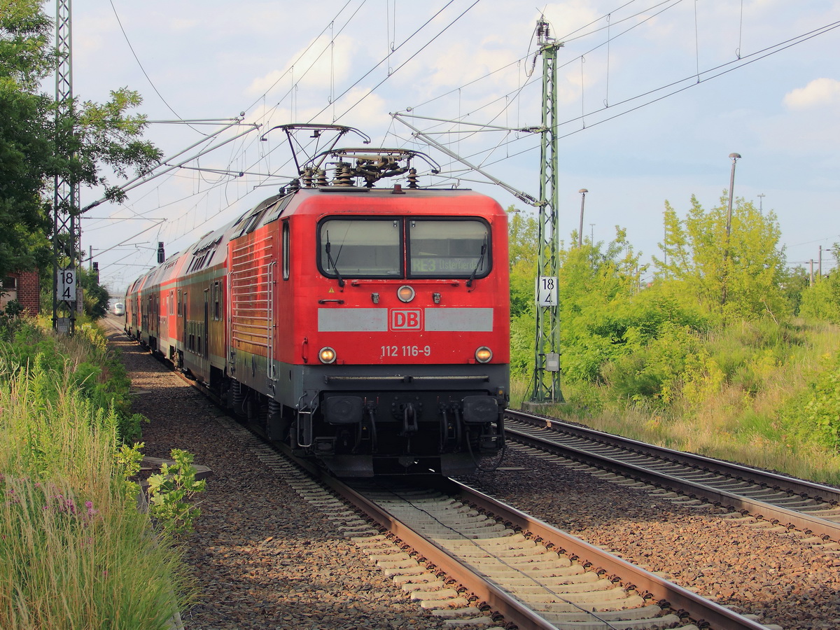 112 116-9 mit dem RE 3  nach  Elsterwerder mit nächstem Halt in Blankenfelde (Teltow-Fläming) am 27. Juni 2014 kurz vor der Durchfahrt durch den Bahnhof Großbeeren. 

