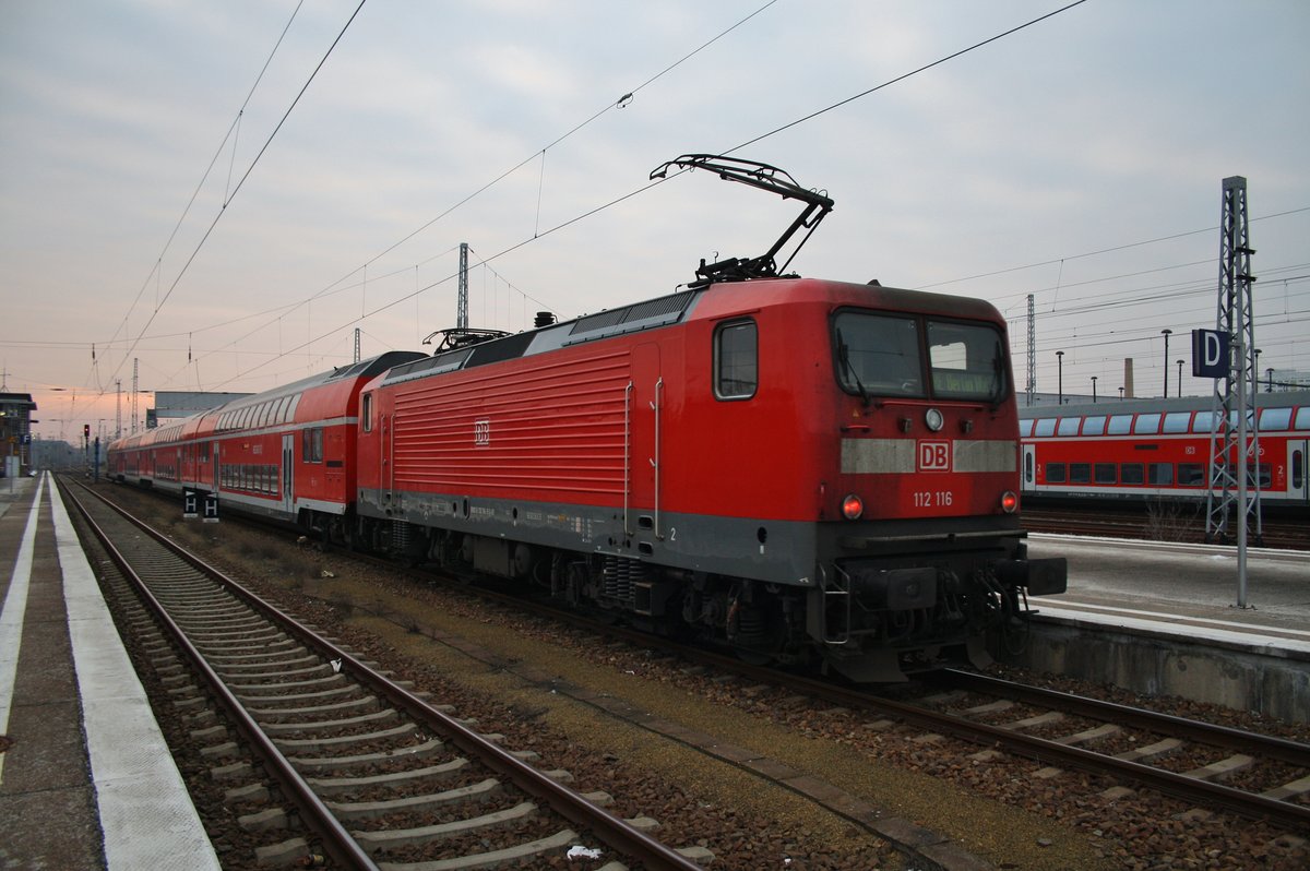 112 116 drückt am 12.2.2017 den RE3 (RE3351) von Schwedt(Oder) nach Berlin Hauptbahnhof (tief) aus Berlin Lichtenberg. 