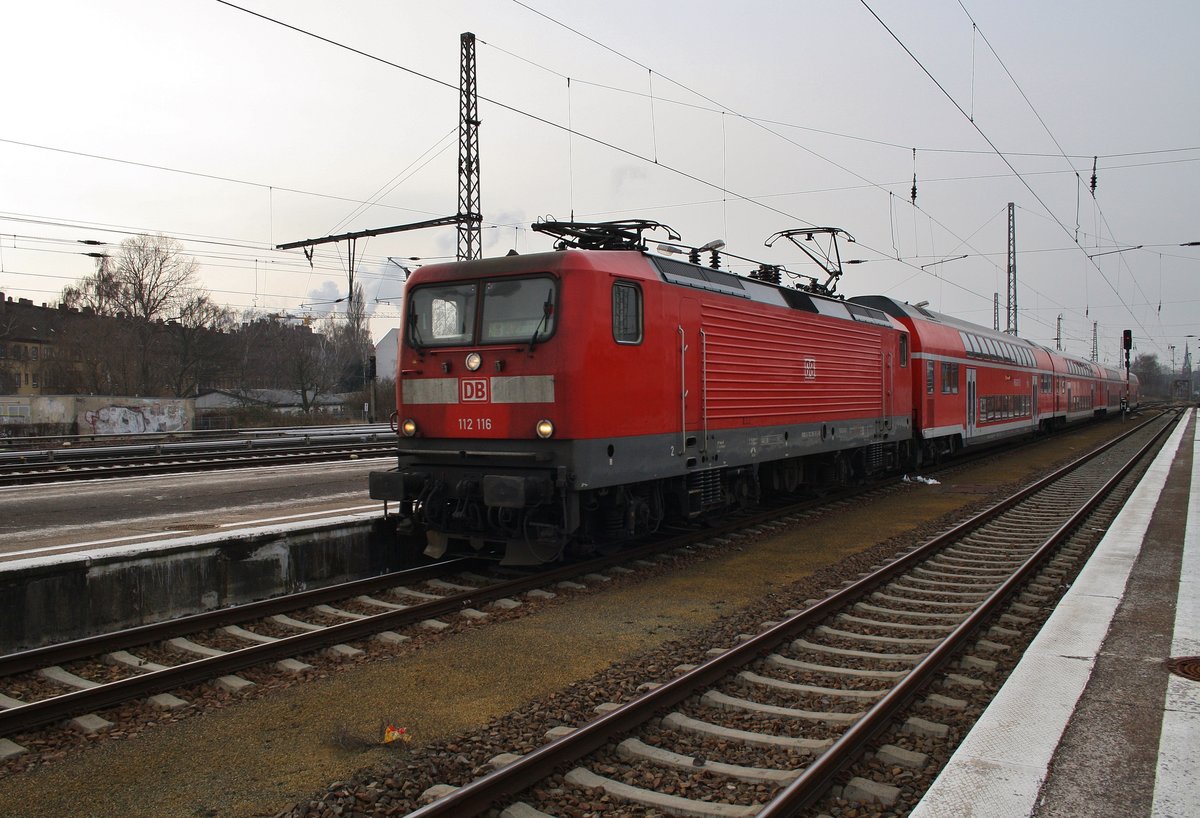 112 116 erreicht am 11.2.2017 mit einem RE3 (RE3308) von Berlin Hauptbahnhof (tief) nach Stralsund Hauptbahnhof den Bahnhof Berlin Lichtenberg.