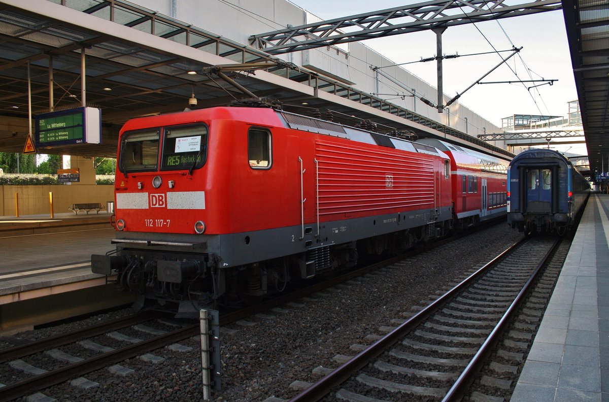 112 117-7 und 114 040 (Zugschluss) warten am Morgen des 28.5.2017 mit dem E28730 nach Lutherstadt Wittenberg Hauptbahnhof in Berlin Südkreuz.
