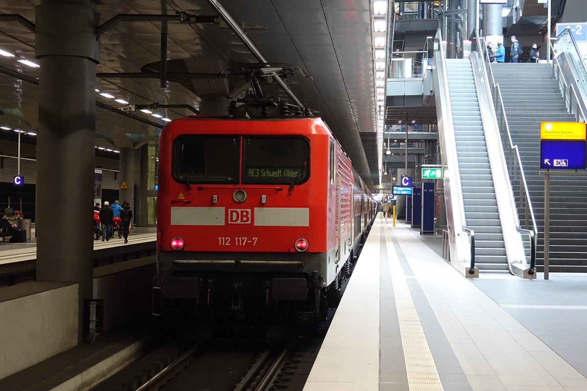 112 117-7 als Schublok des RE 3 nach Schwedt/Oder bei der Ausfahrt Berlin Hauptbahnhof (tief) am 15.04.2017
