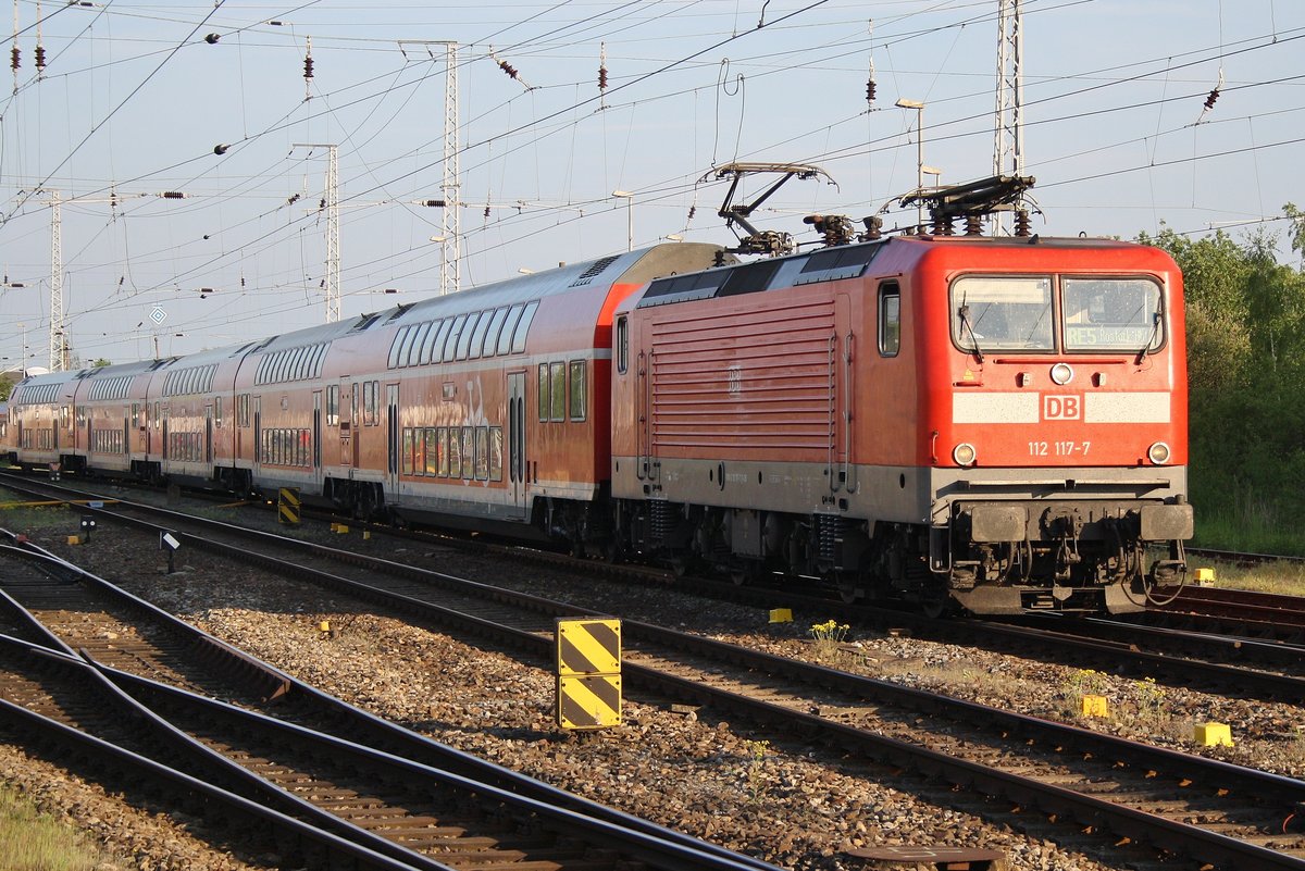 112 117-7 fährt am 20.5.2017 mit dem RE5 (RE4362) aus Oranienburg kommend in den Rostocker Hauptbahnhof ein.