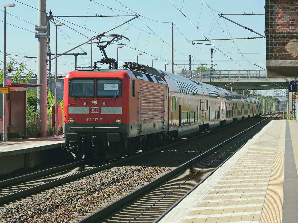 112 117-7 mit mehreren Dostos und 114 040 als Schublok als Sonderzug zum Kirchentag 2017 von Lutherstadt Wittenberg nach Berlin am 28. Mai 2017 in Großbeeren.				
