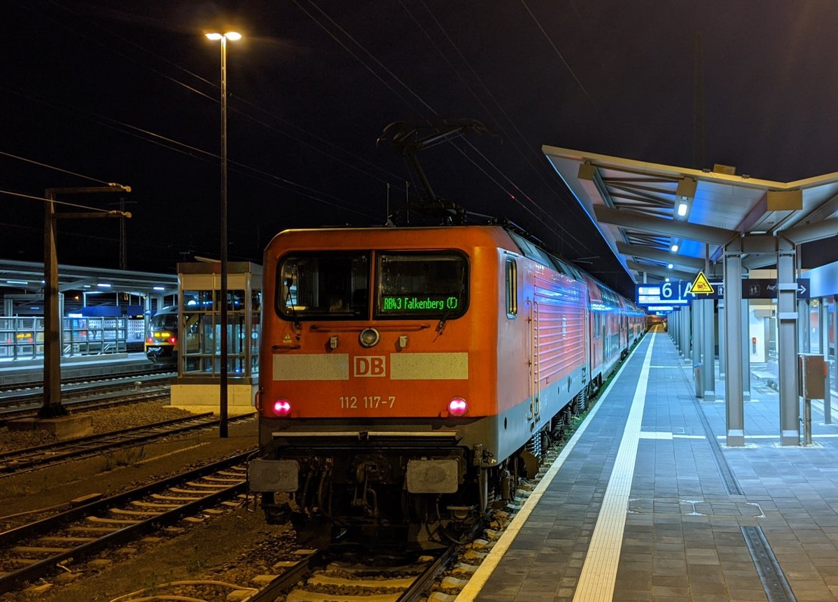 112 117-7 steht am 15.06.2020 in Cottbus mit der RB43 nach Falkenberg (Elster)