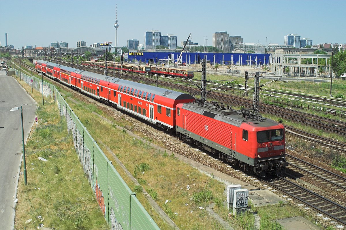 112 117-7 verlässt der Berliner Stadtmitte mit einem RE1 Zug nach Frankfurt (Oder). 2 Juni 2008.