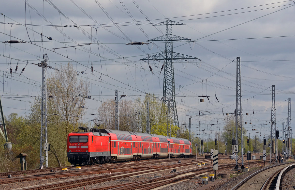 112 117 hat mit ihrem RE3 aus Stralsund in kürze Berlin-Lichtenberg erreicht. Hier passiert sie am 08.04.17 Berlin Friedrichsfelde Ost.