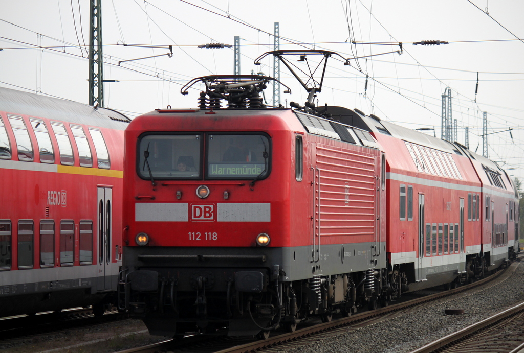 112 118-5 mit S1 von Rostock Hbf nach Warnemnde bei der bereitstellung im Rostocker Hbf.11.10.2013
